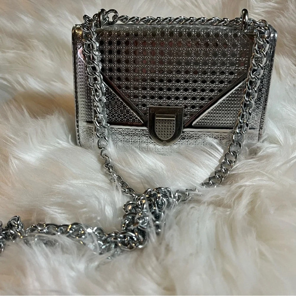 Crossbody Silver  Chain Metallic Chrome Purse
SZ Small - Picture 2 of 4
